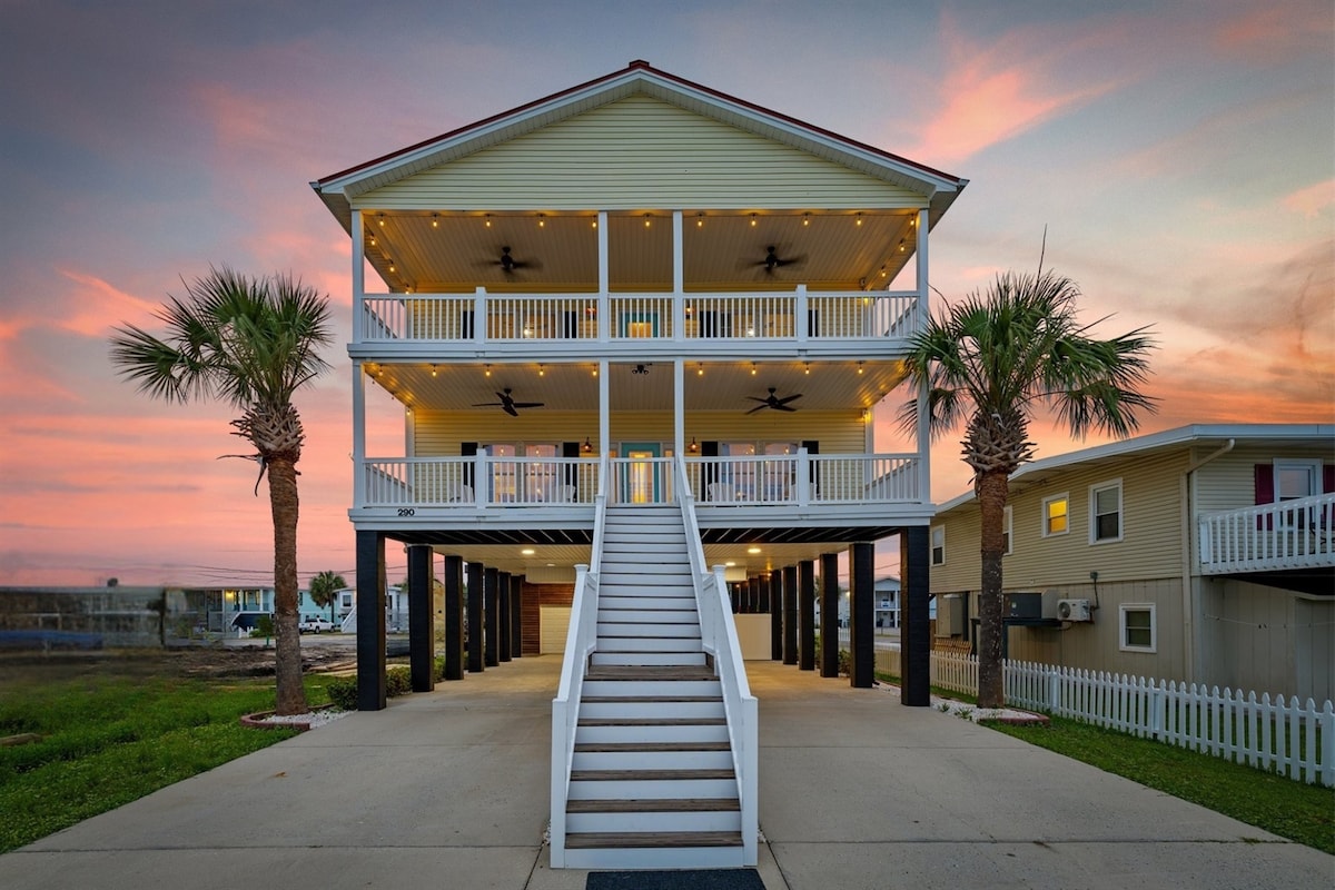 Pier Paradise - Covered tiki bar and putting green