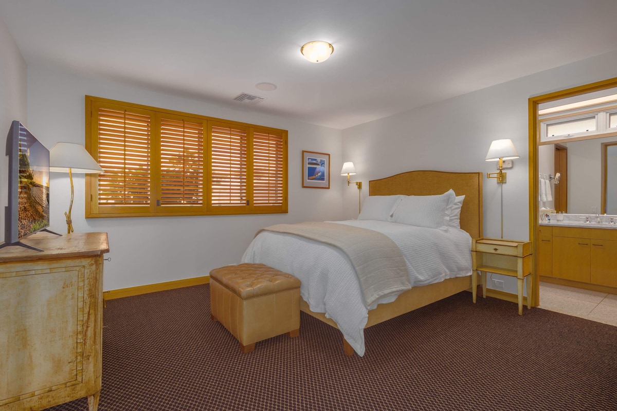 La chambre du voyageur 1 est une chambre queen sereine conçue pour des nuits paisibles sur l'île.