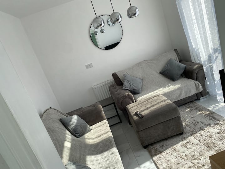 Rudyard House | Stockton Sleeps 8 - Stockton-on-Tees
