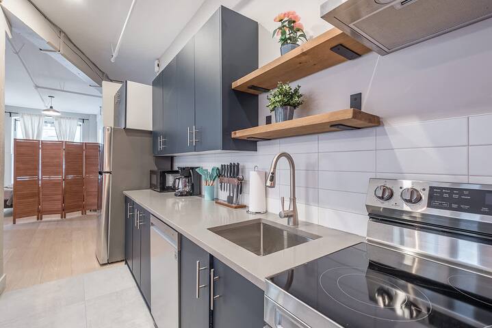 Upscale BUT Authentic- Sleeps 8- 2 bathrooms- Fuss gallery image 5