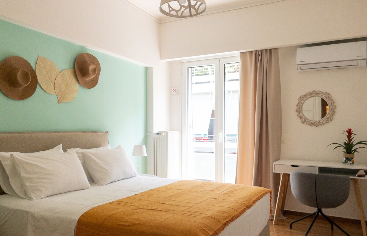 Elegantná spálňa s manželskou posteľou