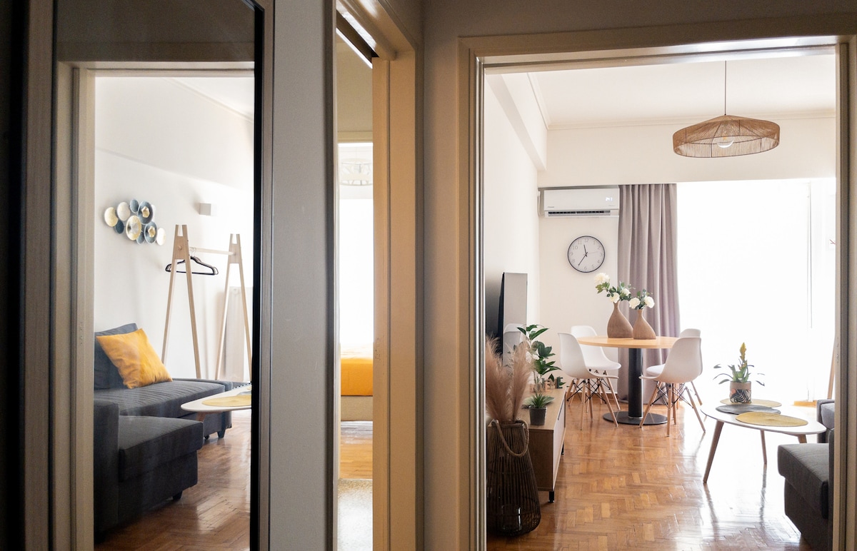 Pohľad na obývaciu izbu zo vstupnej chodby