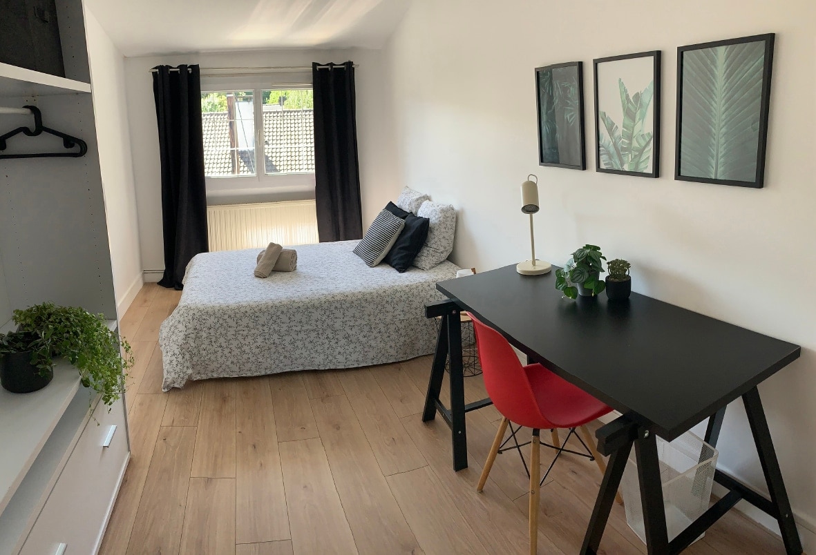 U 4. spavaćoj sobi nalazi se bračni krevet, ormar i radni stol.