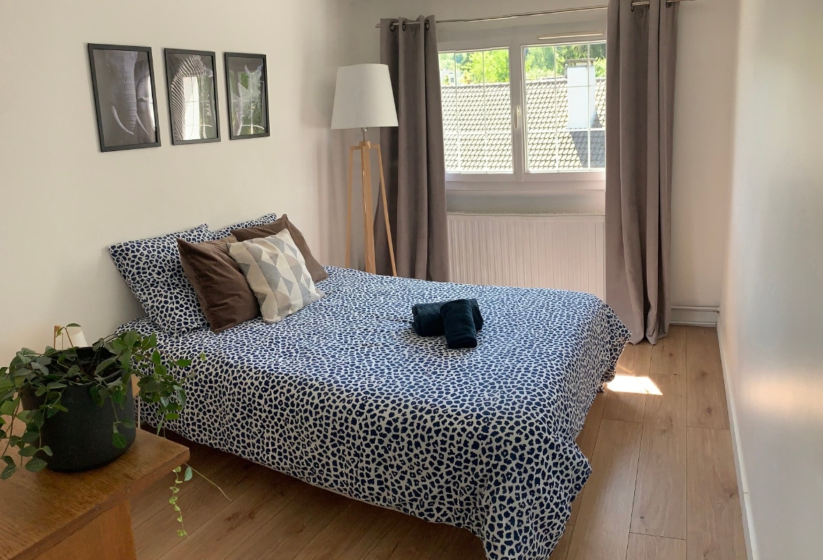 Spavaća soba 2 s bračnim krevetom i komodom