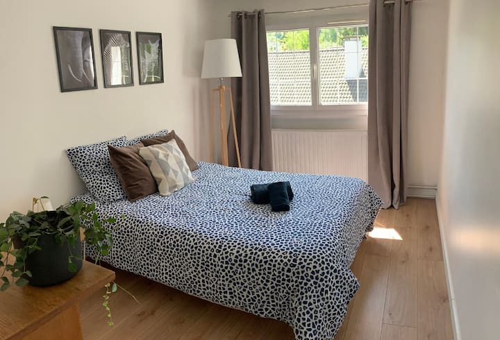 Chambre 2 avec lit double et commode