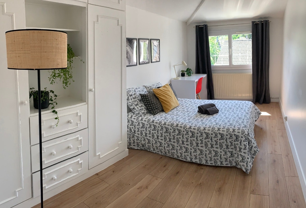 Spavaća soba 3, bračni krevet, ormar i prostor za rad s radnim stolom i stolicom