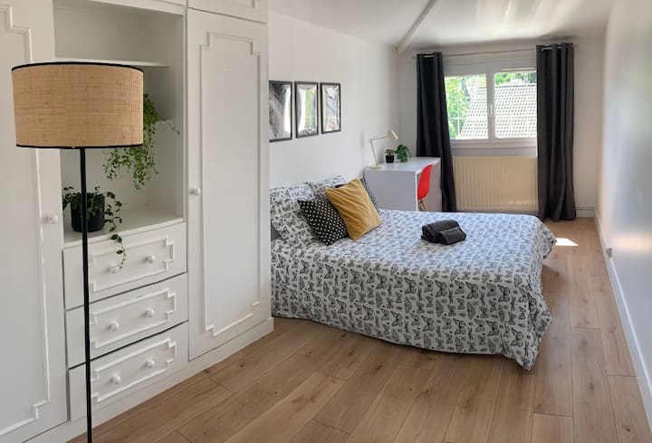 Chambre 3, lit double, armoire et un espace de travail avec un bureau et une chaise