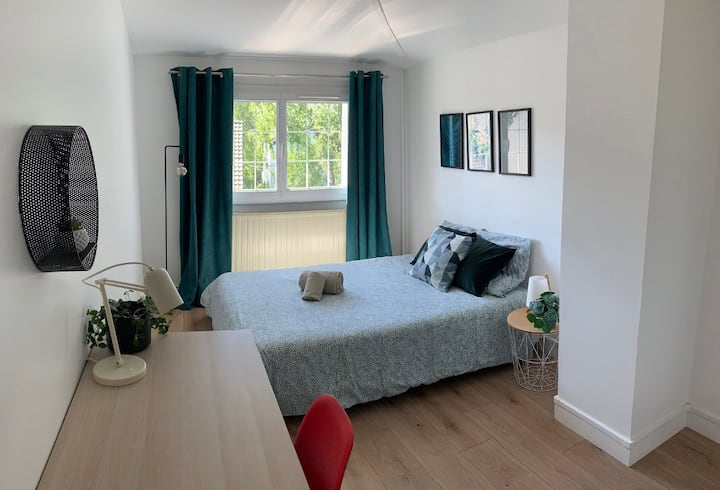 Chambre 1 avec lit double et bureau