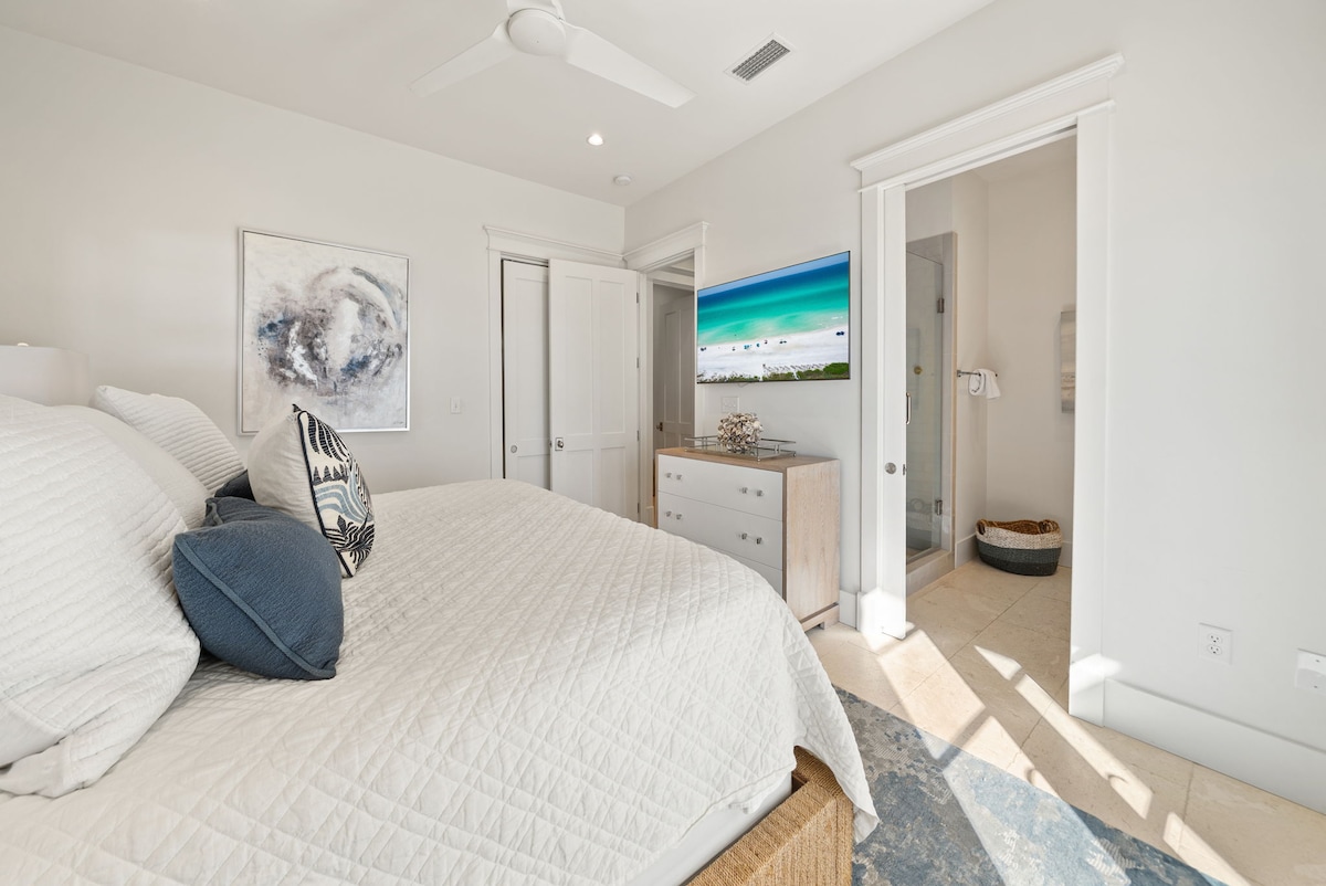 King Guest Suite - Patio Access + Flat-Screen TV