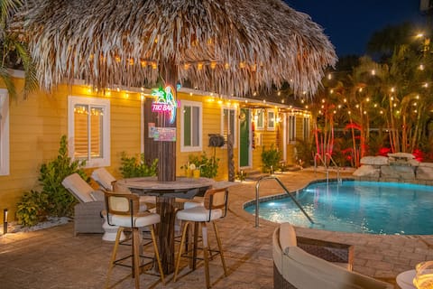 Steps to Beach, Heated Pool, 2 Queen Beds, 2BA