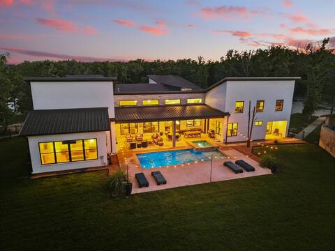 Tranquil Tides: Lake Front- Pool & Hot Tub