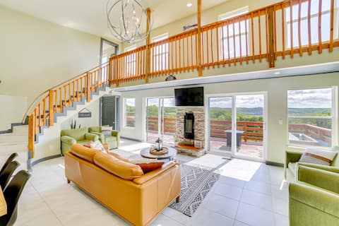 Lake Taneycomo Views: Family-Friendly Cabin!