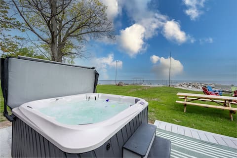 Door County Waterfront Cabin with Hot Tub