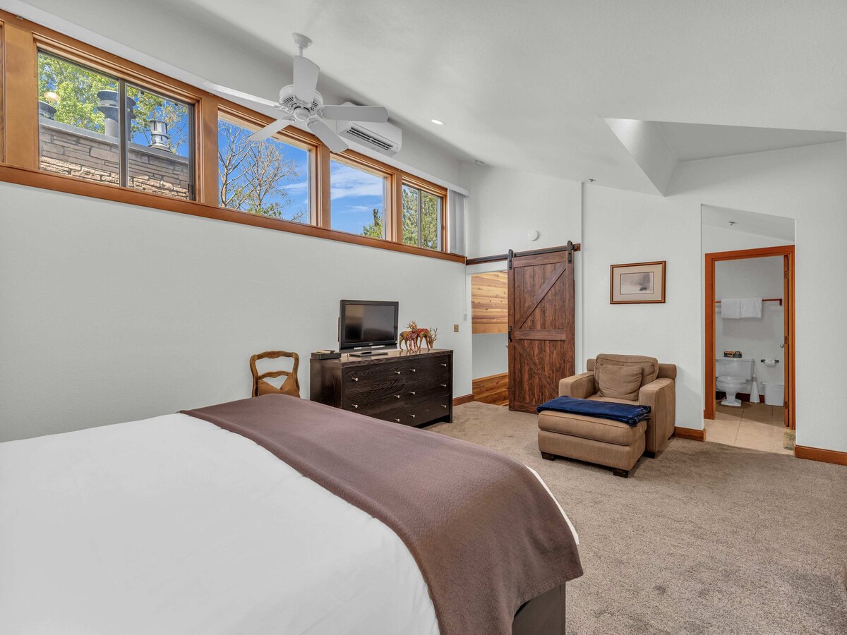 غرفة النوم 2: سرير كينج وسرير مزدوج، الطابق العلوي، حمام داخلي، خزانة، تلفزيون