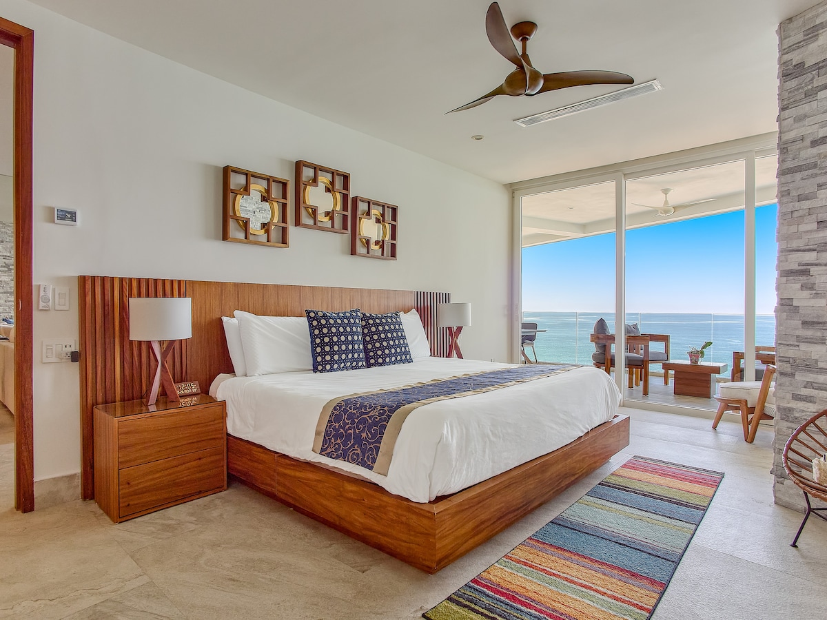 Dormitorio principal: cama tamaño king, televisor inteligente, baño privado y vistas al mar.