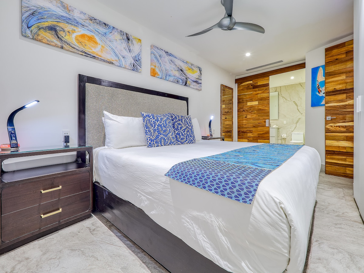 Segundo dormitorio: cama tamaño king, televisor inteligente y baño privado.