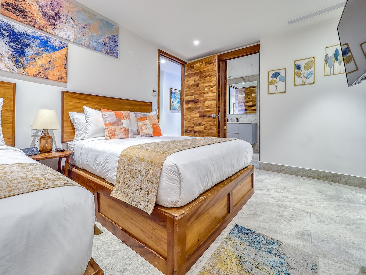 Dormitorio Thrid: dos camas tamaño queen para tu comodidad, además de un televisor inteligente y baño privado
