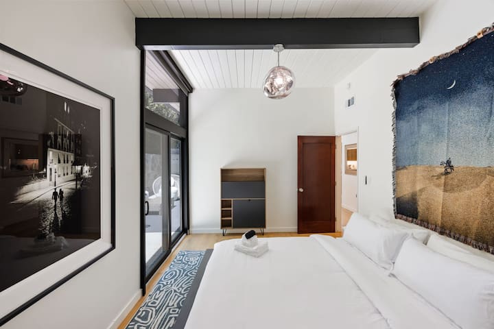 New Listing! Architectural Oasis by Colby & Conrad gallery image 2