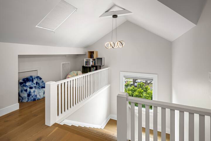 السلالم إلى الطابق الثالث - العلية