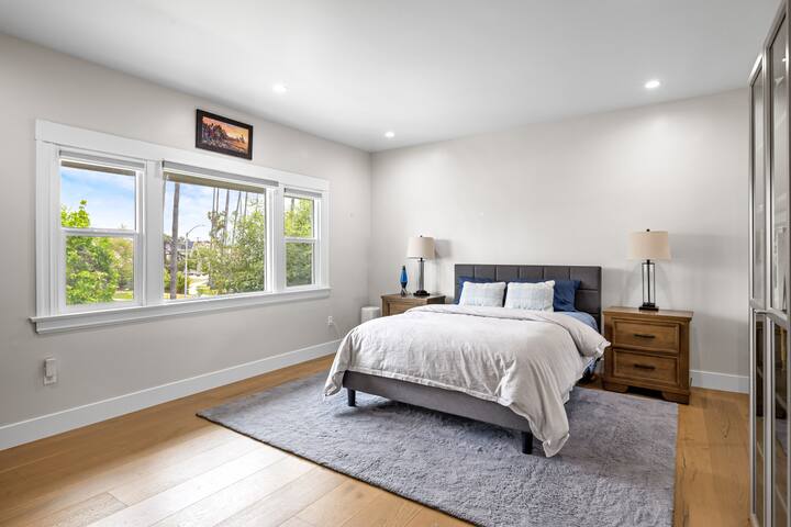 غرفة نوم 3 بسرير بحجم كبير