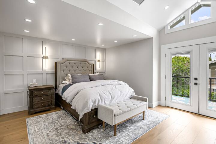 جناح أساسي – سرير كينج، تلفزيون ذكي، حمام داخلي يشبه السبا، شرفة مع إطلالات على حمام السباحة