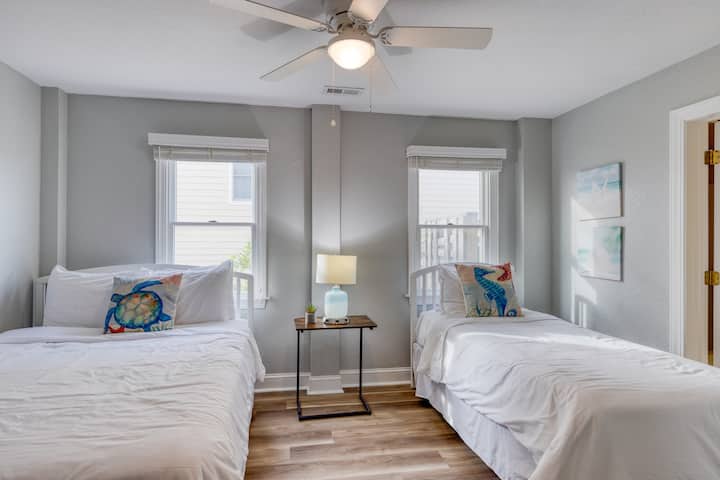 Спална соба 13 со брачни и двокреветни кревети, телевизор и пристап до заедничка бања.
