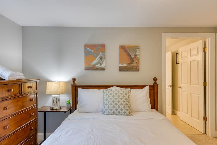 Спална соба 12 со брачен кревет (широк 150-179 см), телевизор и пристап до бањата со Џек и Џил.
