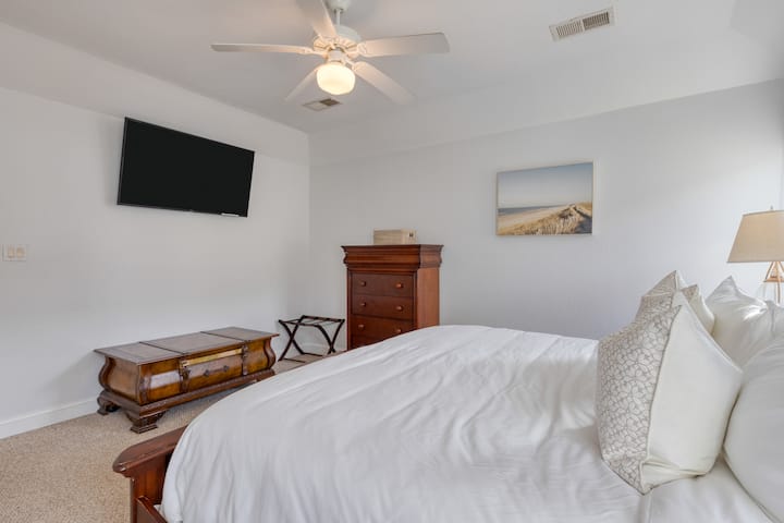 Главна спална соба со брачен кревет (широк 150-179 см), телевизор и пристап до сопствена бања.
