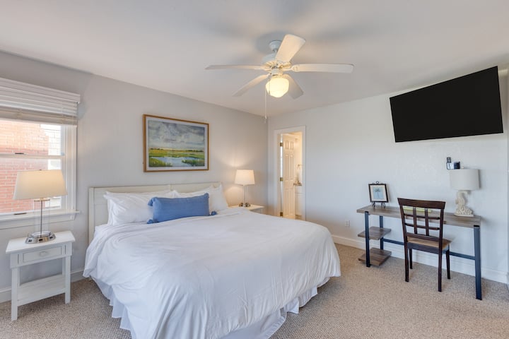 Спална соба 5 со брачен кревет (широк 150-179 см), телевизор, балкон, поглед кон океанот и пристап до сопствена бања.
