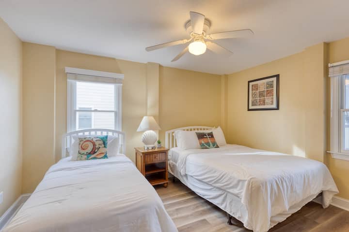 Спална соба 14 со брачни и двокреветни кревети, телевизор и пристап до бања со Џек и Џил.
