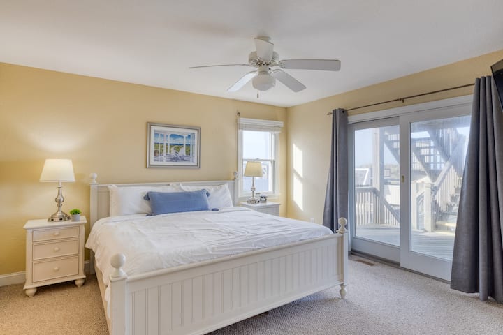 Спална соба 6 со брачен кревет (широк 150-179 см), телевизор, балкон, поглед кон океанот и пристап до бањата со Џек и Џил.
