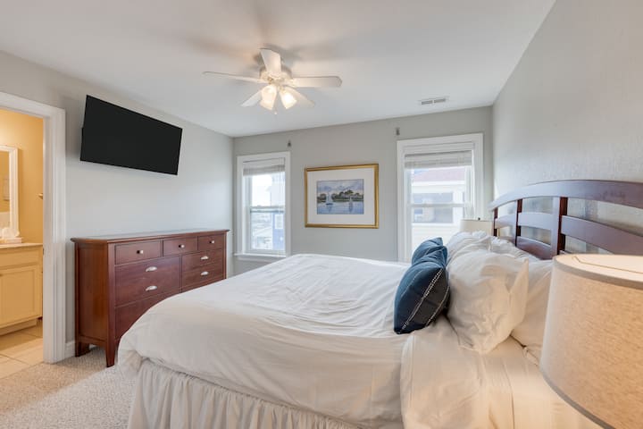 Спална соба 2 со брачен кревет (широк 150-179 см), телевизор и пристап до сопствена бања.

