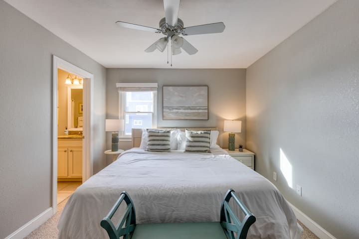 Спална соба 9 со брачен кревет (широк 150-179 см), телевизор и пристап до сопствена бања.
