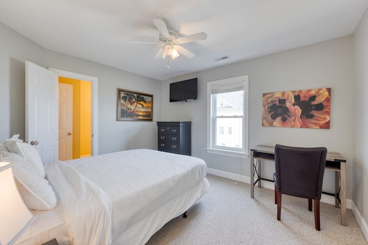 Спална соба 4 со брачен кревет (широк 150-179 см), телевизор и пристап до сопствена бања.
