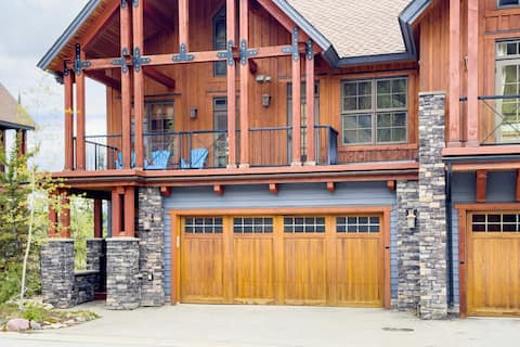 Luxurious Townhome w/ 3BR & Loft + Private Hot Tub