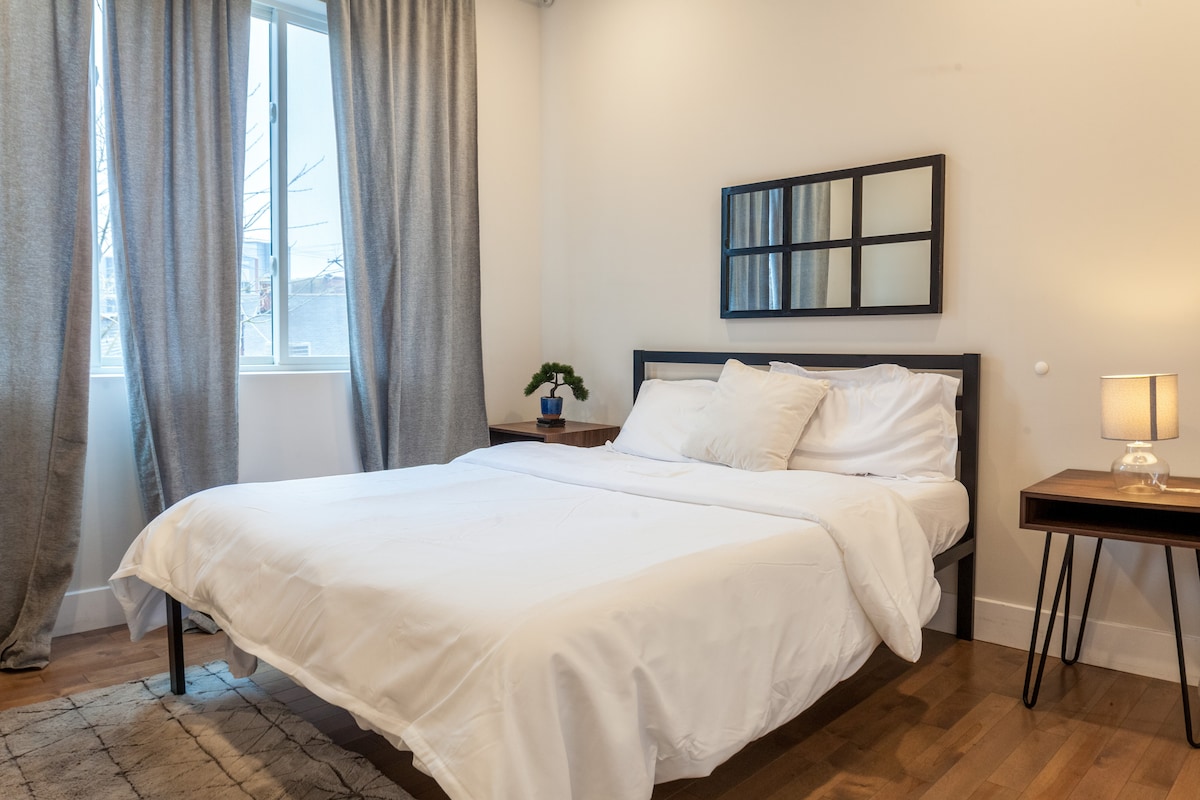 Опуштете се во удобниот шарм на нашата спална соба, мирно место за одмор дизајнирано да ви помогне да се освежите и да се наполните по напорниот ден. #RechargeZone #SleepSanctuary #CozyRetreat #RestAndRelax