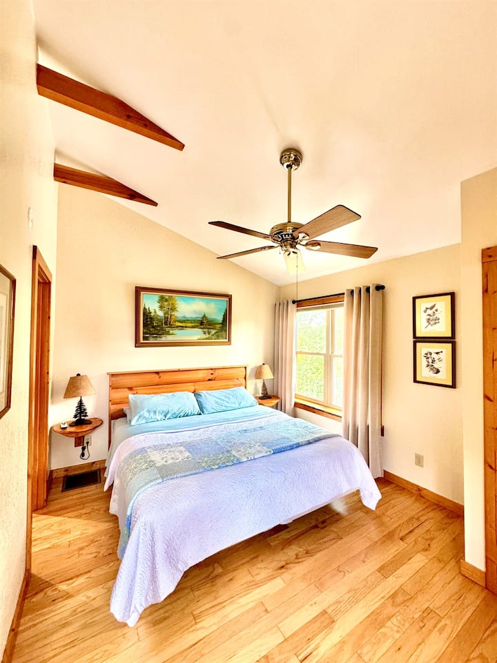 Განიტვირთეთ და დაიმუხტეთ! ეს მშვიდი საძინებელი გთავაზობთ მშვიდ დასვენებას, რომელიც იდეალურია მშვიდი ძილისთვის.