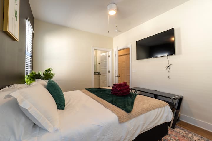 Una habitación luminosa y alegre diseñada para tu estadía