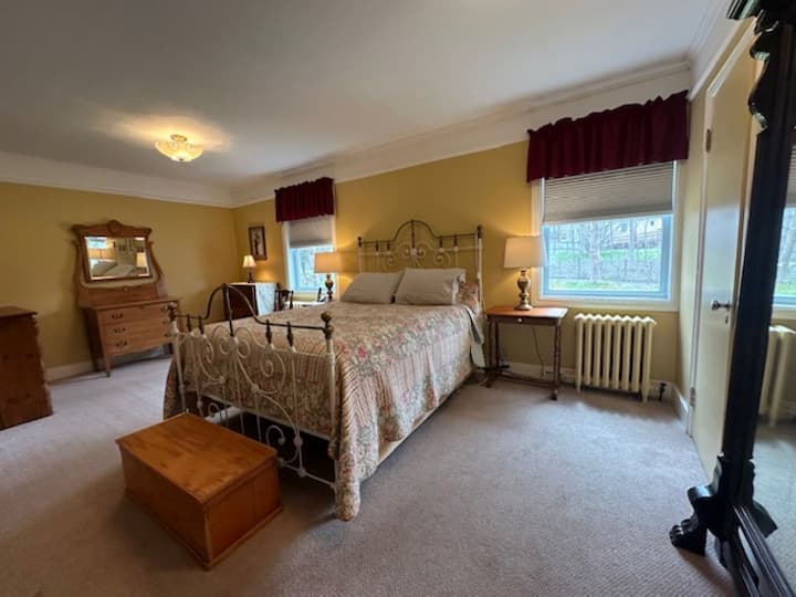 Разбудете се освежени во соба исполнета со светлина, топлина и безвременски стил.