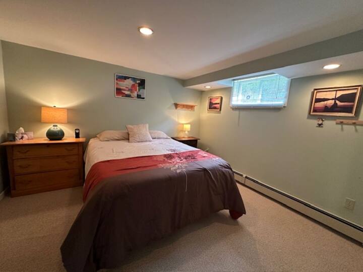 Зачекорете во спокојство. Вашето лично бегство, каде што меката постелнина, топлата светлина и мирните вибрации ветуваат одмор и обновување.