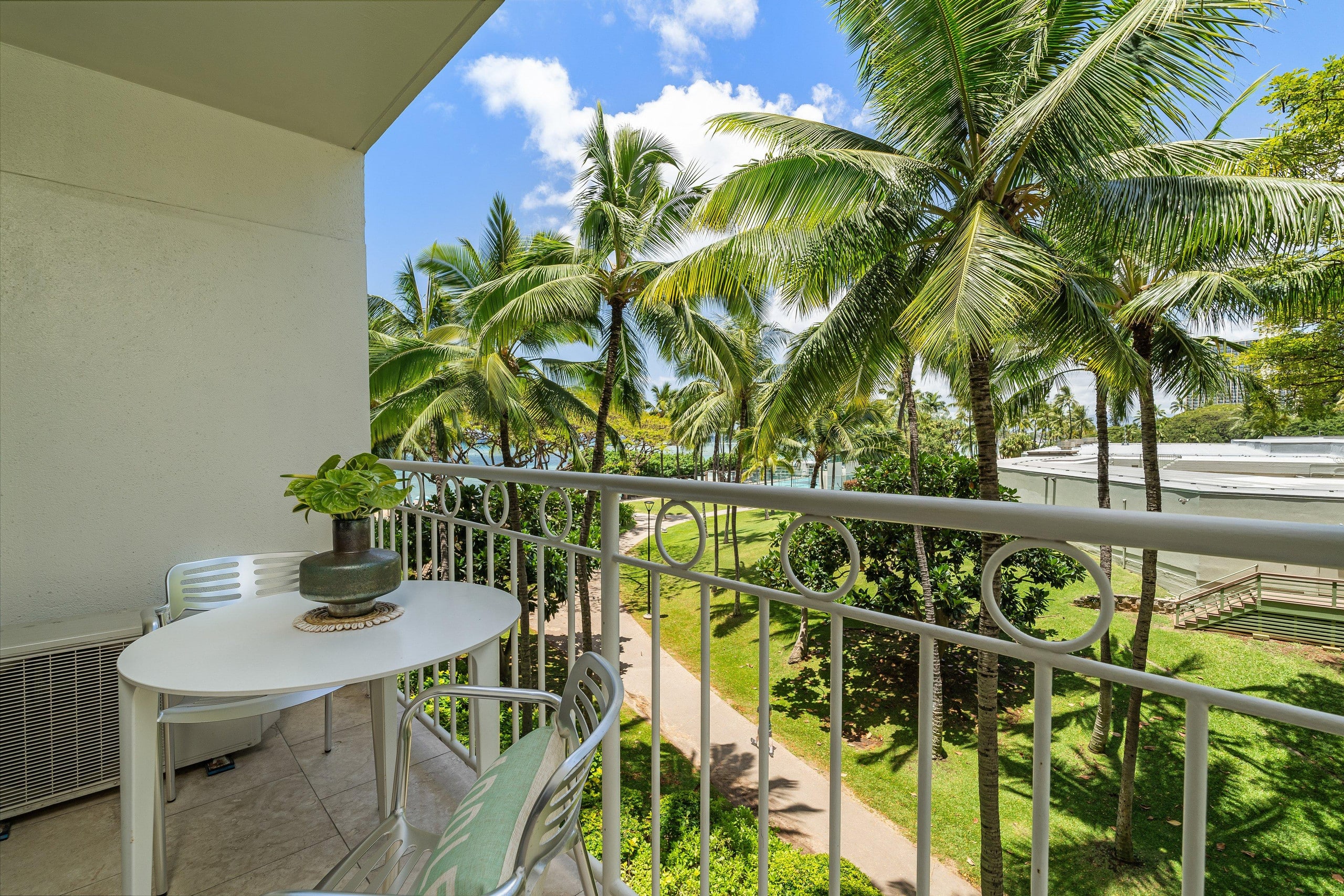 Condo in Honolulu · ★4.93 · 1 bedroom · 1 bed · 1 private bath - Image 9