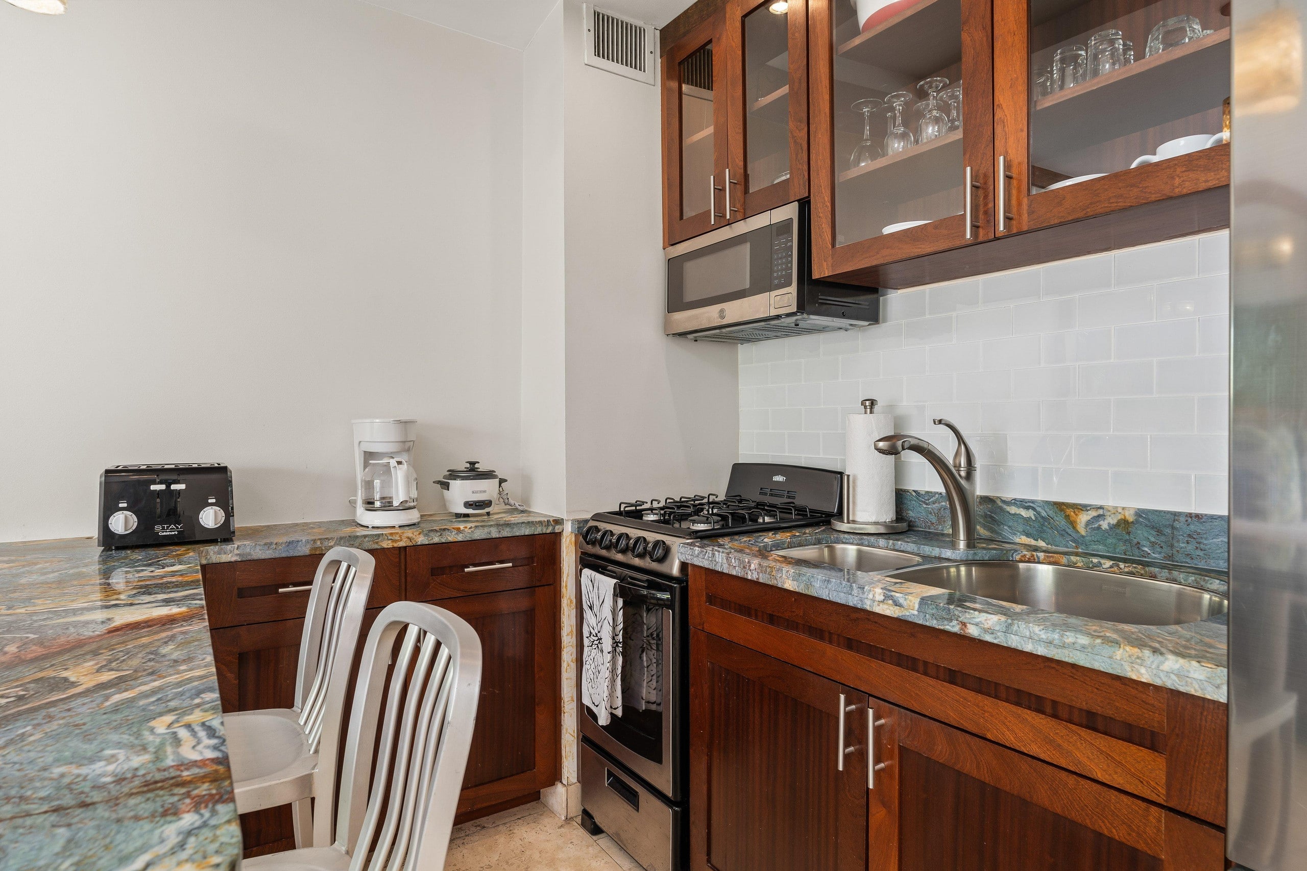 Condo in Honolulu · ★4.93 · 1 bedroom · 1 bed · 1 private bath - Image 4
