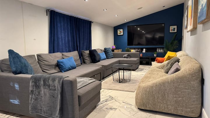 Jacuzzi Retreat Watford | Perfect For 6 - Watford