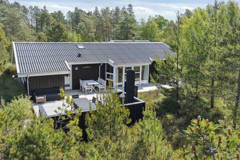 Private holiday retreat near beach nature