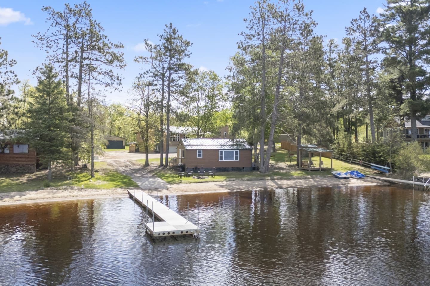 Cozy Cottage and sandy Beach - two docks- boat launch