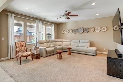 4 Mi to The Streets of Brentwood: Home w/ Fire Pit