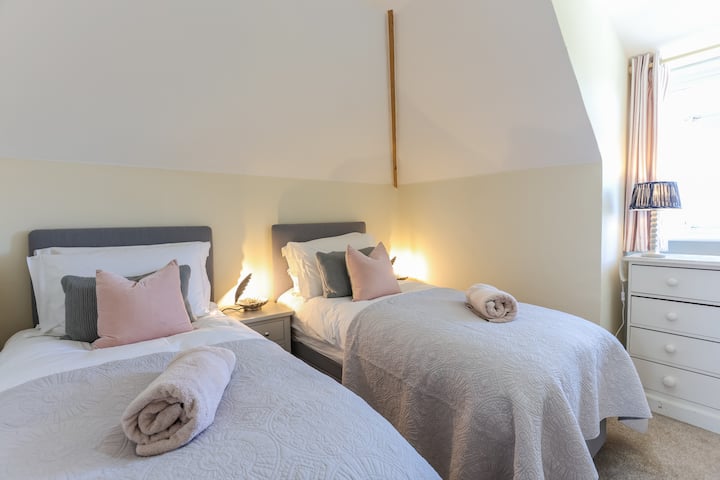 שתי מיטות יחיד בקומה הראשונה