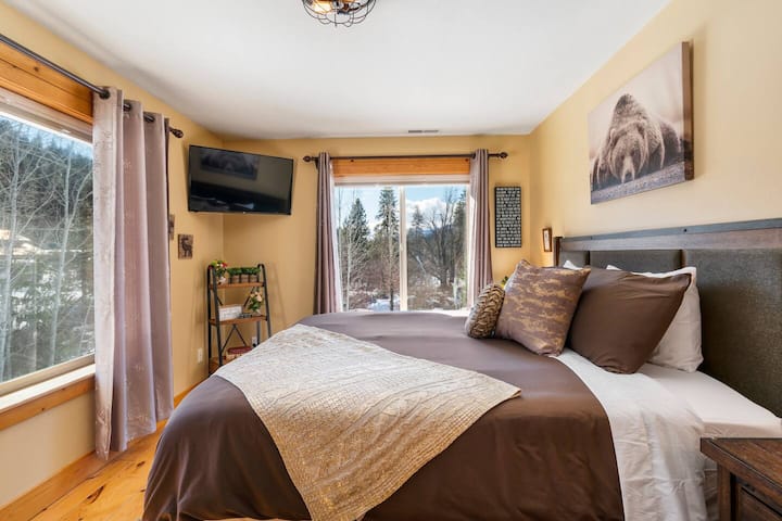 Hlavný apartmán s neuveriteľným výhľadom na objekt a pretekajúci potok.  Veľká manželská posteľ a inteligentný televízor.