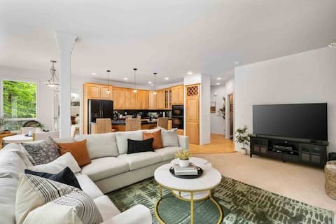 Magnificent Bull Mountain Retreat on Greenspace,
