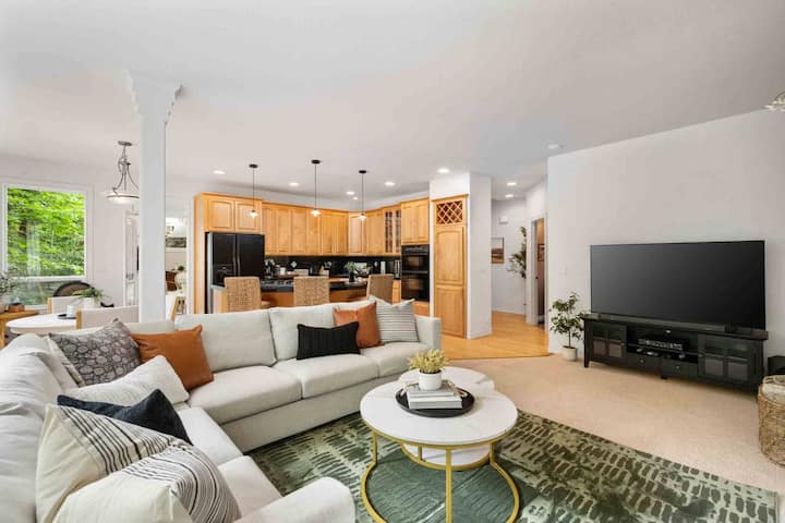 Magnificent Bull Mountain Retreat on Greenspace,